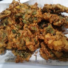 Alu palak aur piaz k pakory A picture of Alu palak aur piaz k pakory.