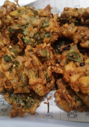 A picture of Alu palak aur piaz k pakory.