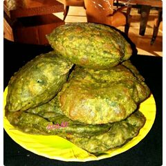 A picture of Green chutney poori.