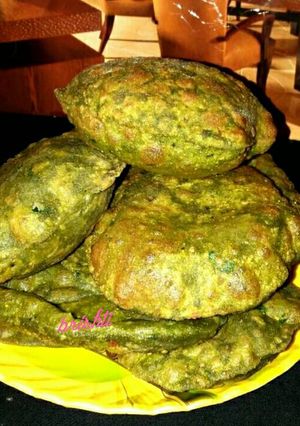A picture of Green chutney poori.