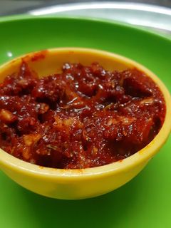 लाल मिर्च और लहसुन की चटनी (Lal mirch aur lahsun ki chutney recipe in hindi) रेसिपी मुख्य फोटो