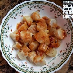 A picture of Boiled sweet potatoes with khajoor imli chutney.