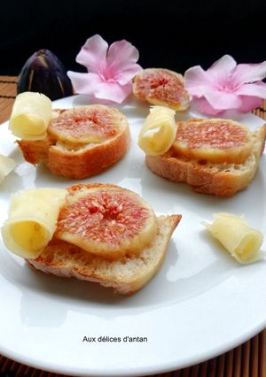 Une photo de Toasts cantal doux et figue