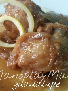Una foto de Pollo al limón con vino tinto en GME, F y G y tradicional