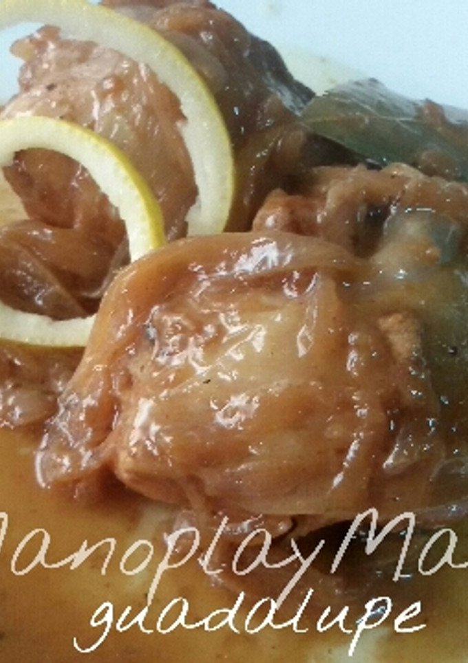 Una foto de Pollo al limón con vino tinto en GME, F y G y tradicional