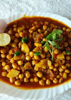 A picture of Chickpea potato curry masala.