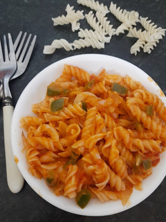 रेड ग्रेवी पास्ता (red gravy pasta recipe in Hindi) रेसिपी मुख्य फोटो