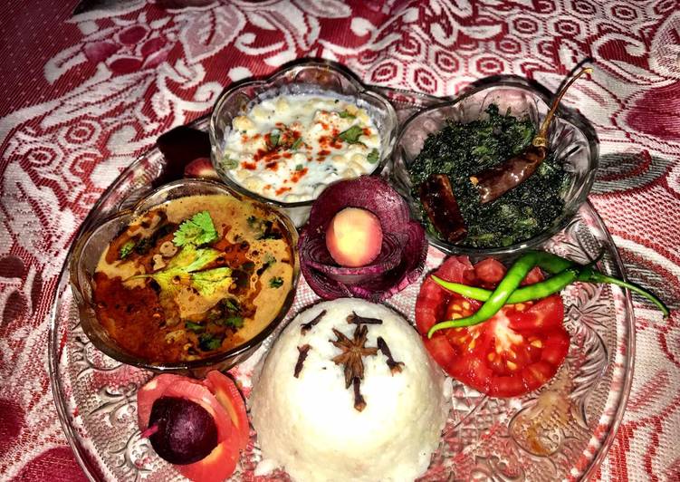 Gaith ki dal, chawal, palak ki sabaji, raita aur salad.(thali)