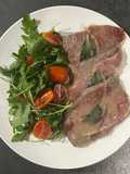 Saltimbocca alla romana con rucola e pomodorini