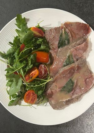 Foto di Saltimbocca alla romana con rucola e pomodorini