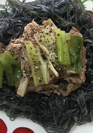 Hình của món Miến đen sốt bò nấm.
