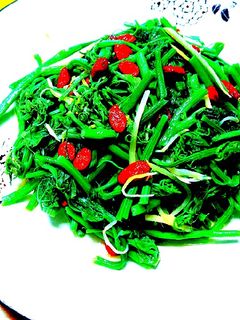 薑絲枸杞炒龍鬚(創意料理) 的食譜成品照片