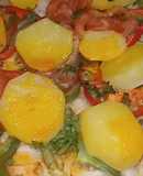 Peixe Assado com Batatas, Cebolas e Pimentos
