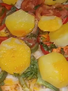 Foto de Peixe Assado com Batatas, Cebolas e Pimentos