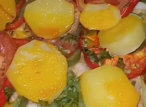 Foto de Peixe Assado com Batatas, Cebolas e Pimentos