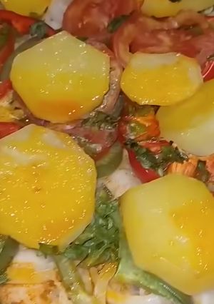 Foto de Peixe Assado com Batatas, Cebolas e Pimentos