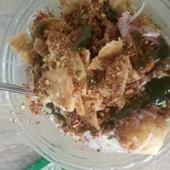 A picture of Dahi bara chaat.