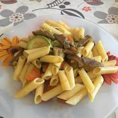 Una foto de Pasta con setas y calabacín