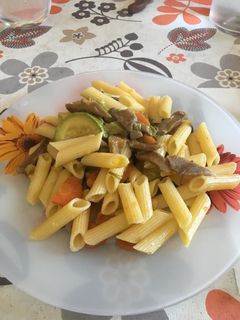 Una foto de Pasta con setas y calabacín