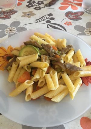 Una foto de Pasta con setas y calabacín