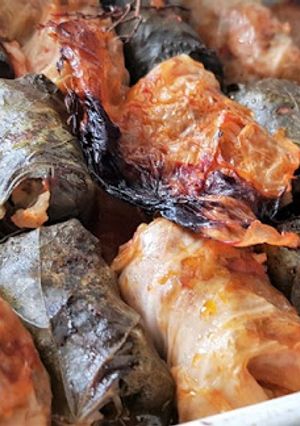 Une photo de Feuilles de chou et de vignes farcies à la viande et au riz - Sarma ou Sarmale