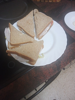 Una foto de Sándwich de ensalada, huevo duro, jamón de pavo y mayonesa