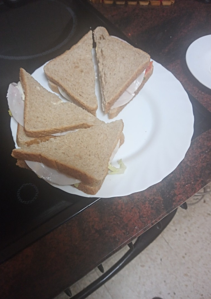 Una foto de Sándwich de ensalada, huevo duro, jamón de pavo y mayonesa