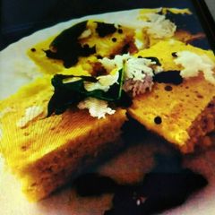 A picture of Khaman dhokla.
