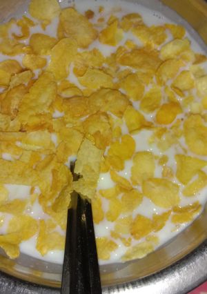 A picture of Milk with Corn flakes.