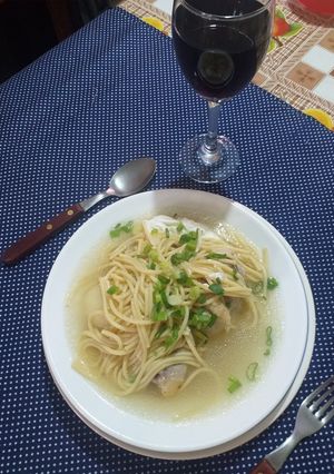 Una foto de Caldo de gallina... este es una receta peruana muy buena
