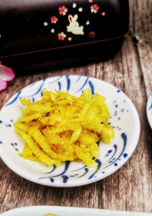 Une photo de Sumemono daikon curcuma