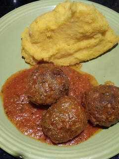 Una foto de Albóndigas con puré naranja