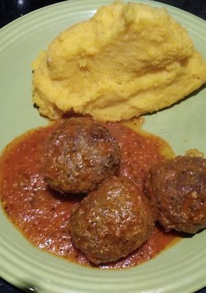 Una foto de Albóndigas con puré naranja