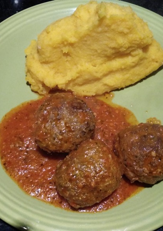 Una foto de Albóndigas con puré naranja