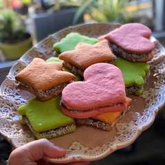 Una foto de Alfajores de Maicena coloridos 🌈