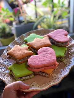 Una foto de Alfajores de Maicena coloridos 🌈