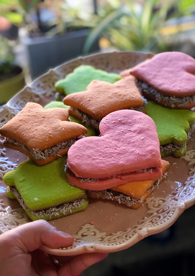 Una foto de Alfajores de Maicena coloridos 🌈