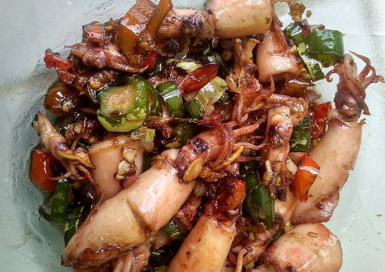 Resep Tumis ikan cumi cabai hijau ala anak kost Lezat