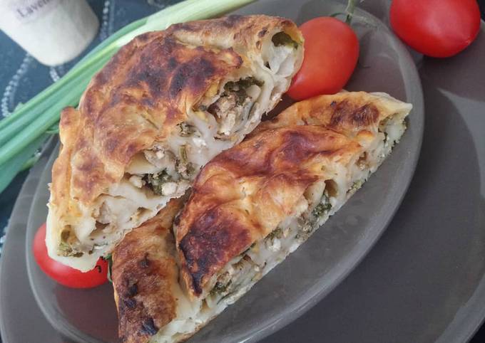 Borek, plăcintă turcească cu brânză și spanac fotografie rețetă