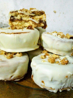 Una foto de Alfajores de chocolate blanco