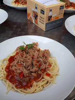 Una foto de Espaguetis con salsa casera de tomate agridulce y atún