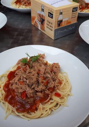 Una foto de Espaguetis con salsa casera de tomate agridulce y atún