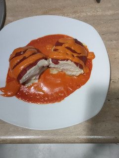 Una foto de Piquillo rellenos de pechuga de pollo con jamón dulce y queso