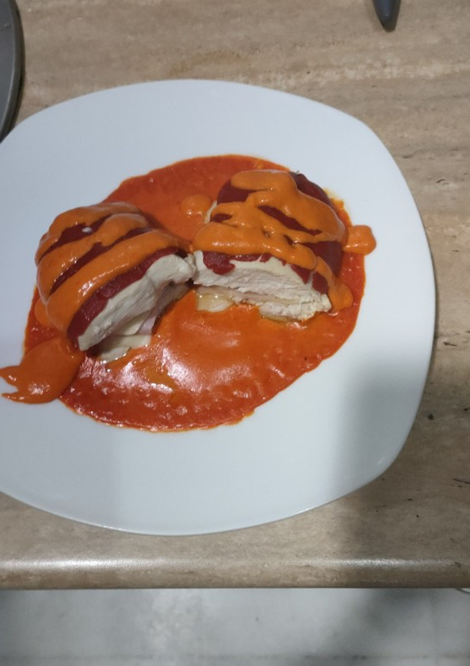 Una foto de Piquillo rellenos de pechuga de pollo con jamón dulce y queso