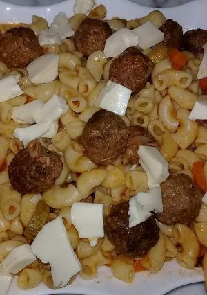 صورة لوصفة مقرونة بالخضار وكريات اللحم🍝🍲