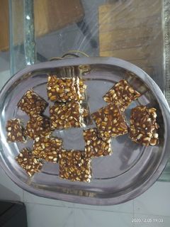 સીંગદાણાની ચીકી(Peanuts Chikki Recipe in Gujarati) રેસીપી મુખ્ય ફોટો