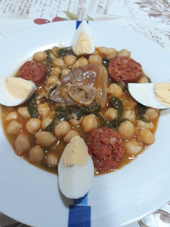 Una foto de Guiso de garbanzos con jamón y chorizo