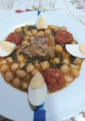 Una foto de Guiso de garbanzos con jamón y chorizo