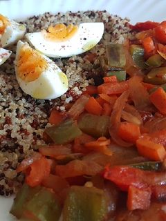 Una foto de Quinoa con verduras y huevo
