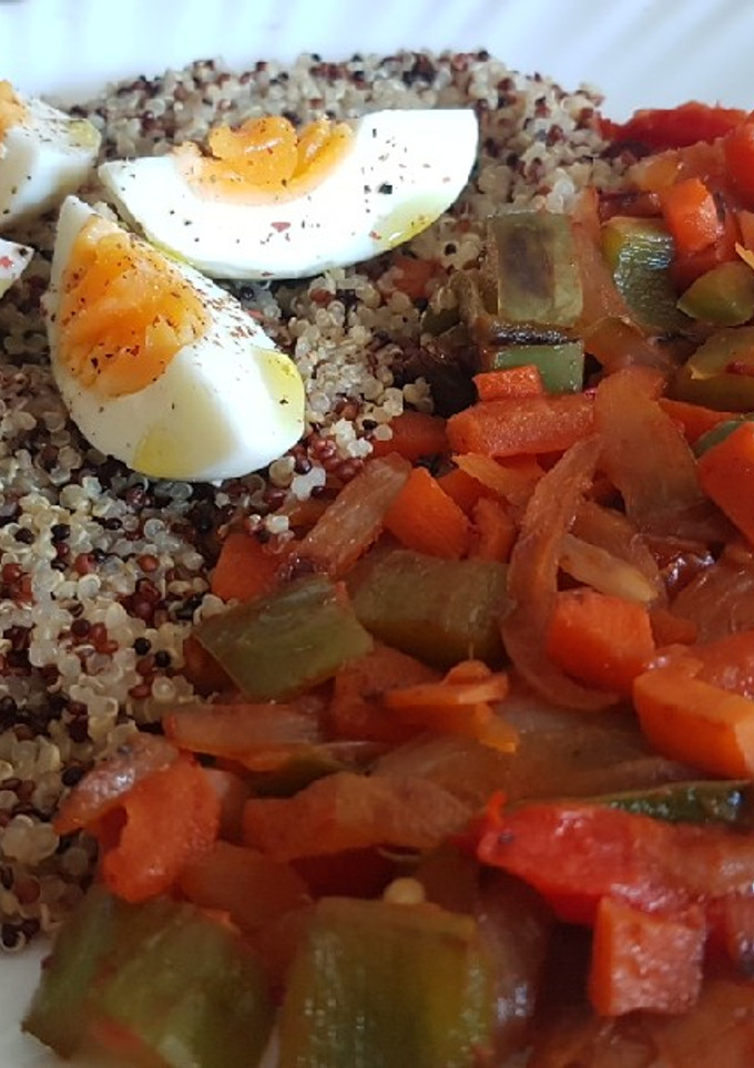 Una foto de Quinoa con verduras y huevo